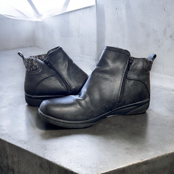 Kim Rogers Black Short Booties size 8. Faux leather boots with grey trim on back - Picture 10 of 16